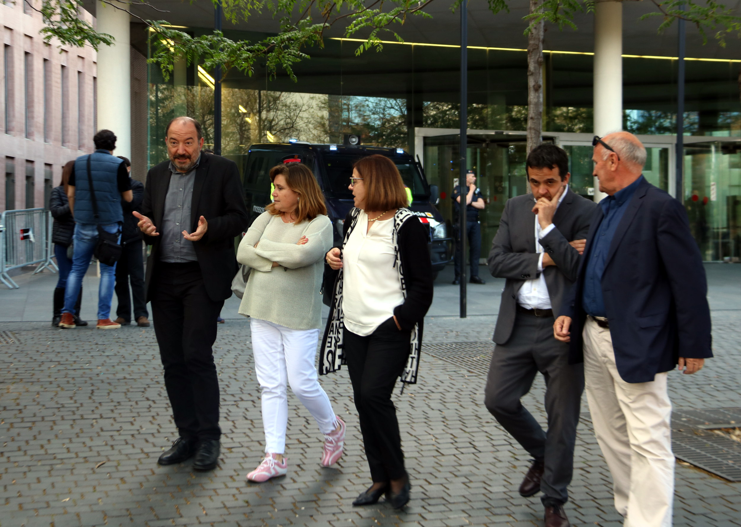 Vicent Sanchis, Núria Llorach and Martí Patxot, with fellow CCMA colleagues as they leave court on May 10 (Pau Solà/ACN)